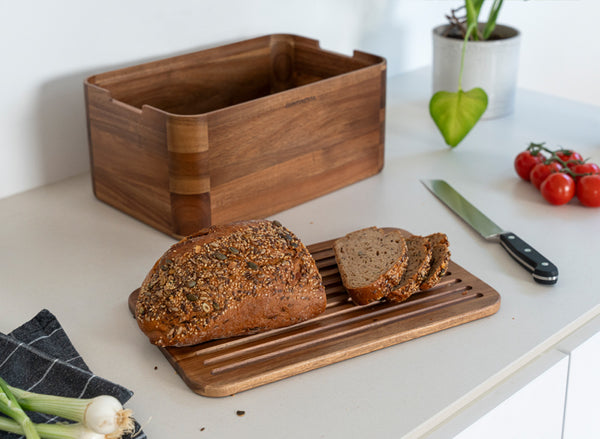 -Continenta- Brotkasten aus Akazienholz 36 x 23 x 16 cm mit Brotschneidebrett
